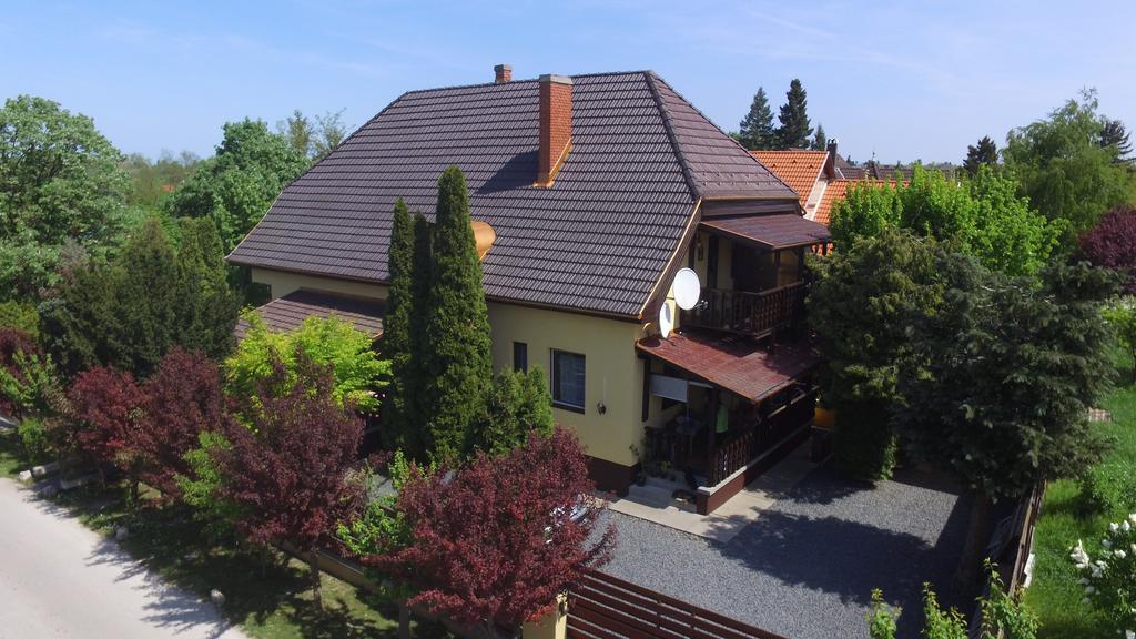Emi Vendégház Balatonszárszó Esterno foto