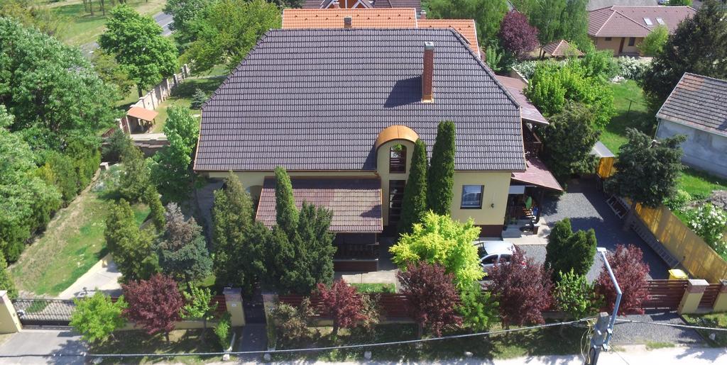 Emi Vendégház Balatonszárszó Esterno foto