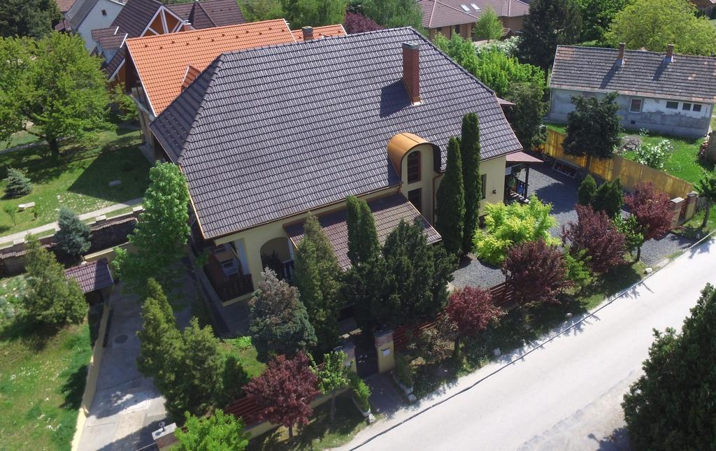 Emi Vendégház Balatonszárszó Esterno foto