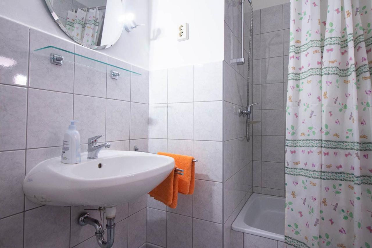 Emi Vendégház Balatonszárszó Esterno foto